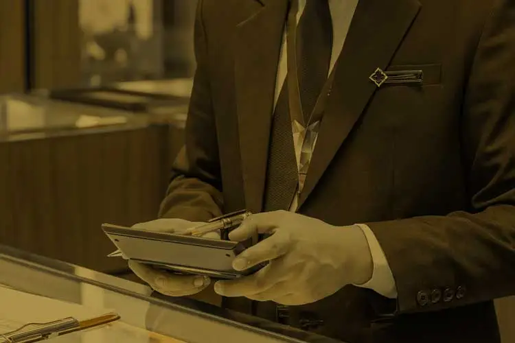 Experte berechnet den Wert von Gold beim Goldankauf in Berlin.