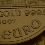 Makroaufnahme einer Goldmünze mit der Prägung GOLD 999.9, EURO und Jahrgang 2007.
