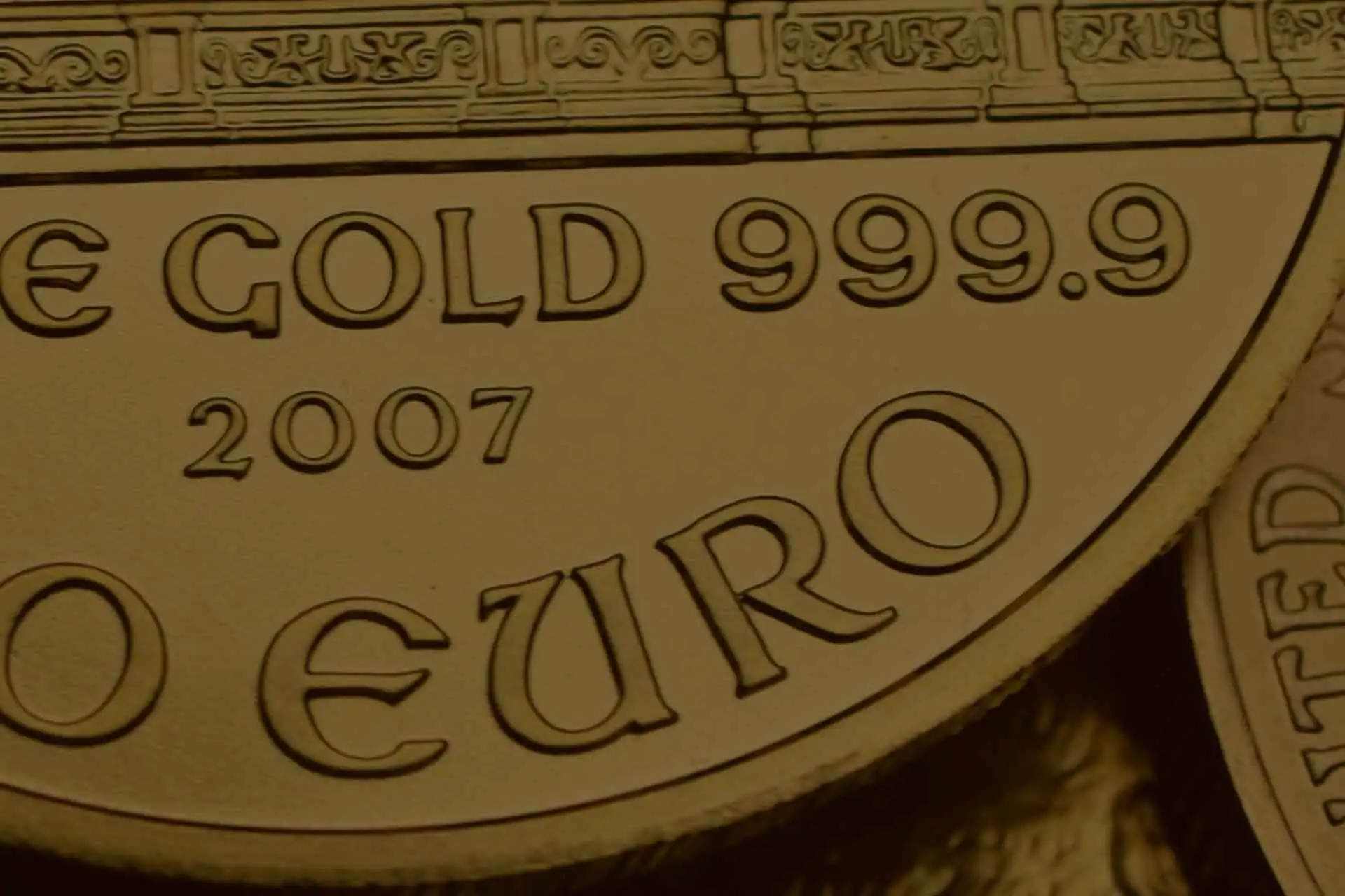 Makroaufnahme einer Goldmünze mit der Prägung GOLD 999.9, EURO und Jahrgang 2007.