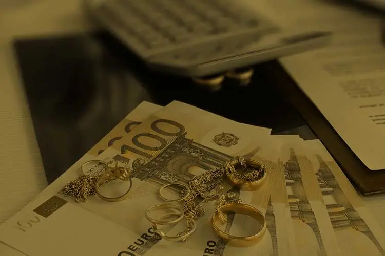 Auszahlung von Bargeld für Goldringe und Ketten beim Goldankauf in Berlin.