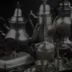 Antikes Silber-Ensemble mit Teekannen, Zuckerdose und Butterdose auf einem Silbertablett.