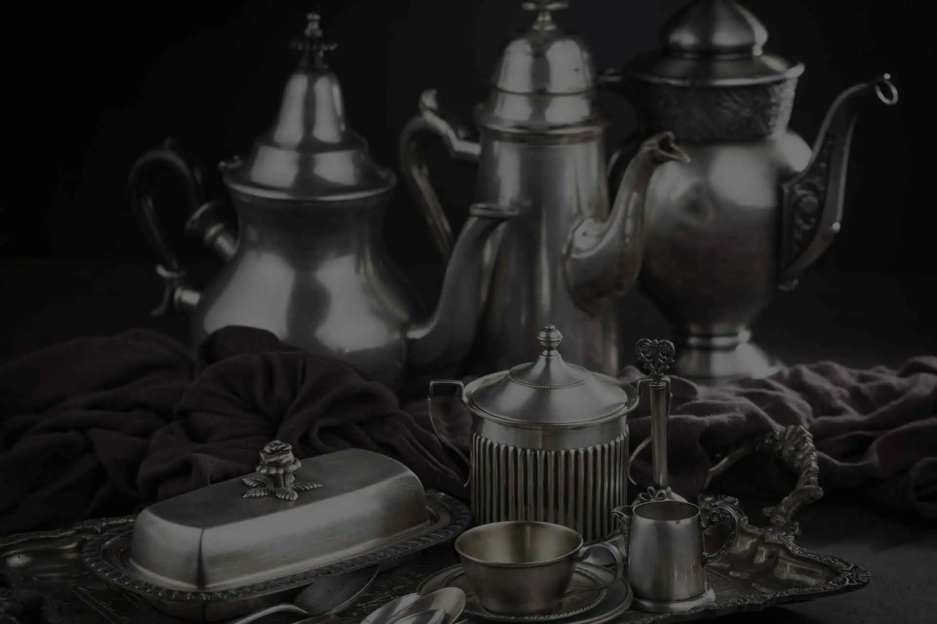 Antikes Silber-Ensemble mit Teekannen, Zuckerdose und Butterdose auf einem Silbertablett.